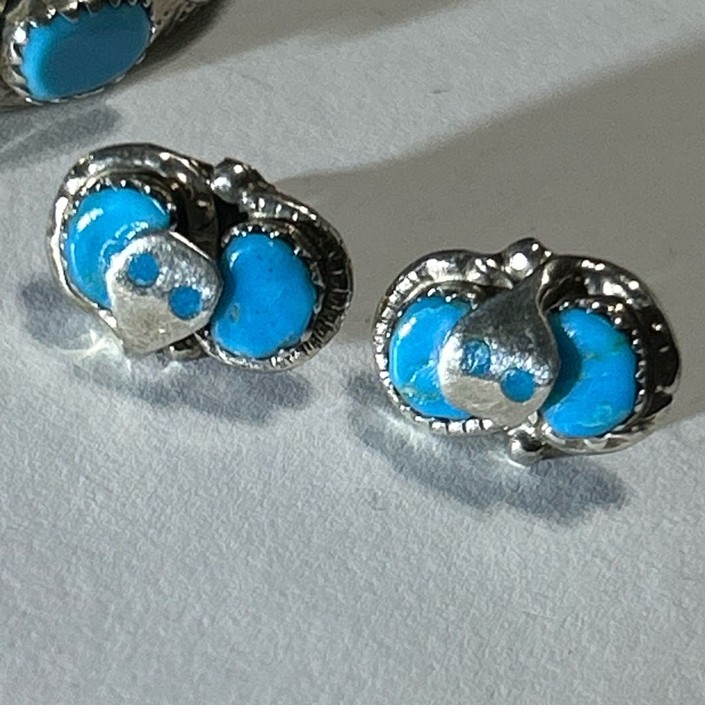 EFFIE C ZUNI 925 STERLING & SLEEPING BEAUTY(?) TURQUOISE RATTLESNAKE EARRINGS! - Picture 2 of 6